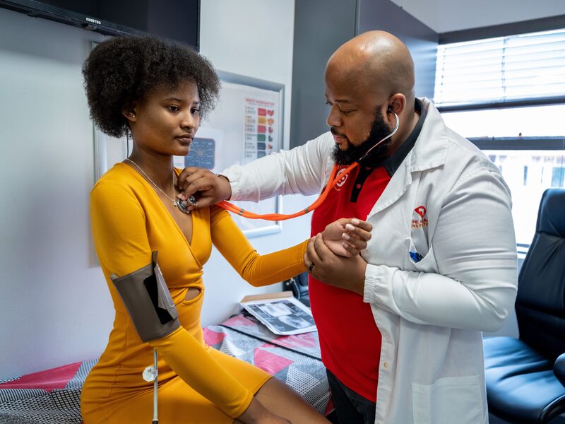 En la imagen, un médico examina a una paciente. En la imagen, un médico examina a una paciente.