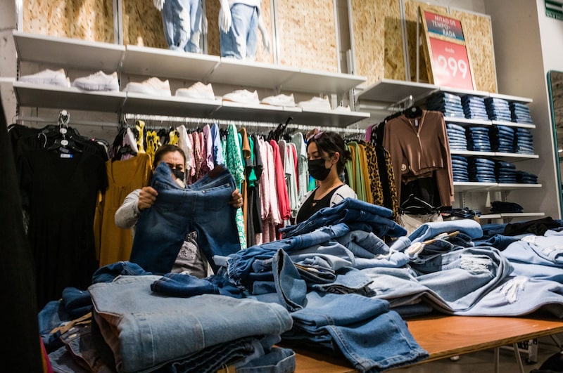 Compradores en una tienda C&A en el centro comercial Plaza San Agustín en San Pedro Garza García, estado de Nuevo León, México, el domingo 9 de abril de 2023. Fotógrafo: Koral Carballo/Bloomberg Compradores en una tienda C&A en el centro comercial Plaza San Agustín en San Pedro Garza García, estado de Nuevo León, México, el domingo 9 de abril de 2023. Fotógrafo: Koral Carballo/Bloomberg