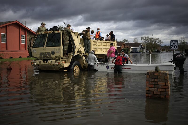 Los equipos de respuesta inmediata conducen un vehículo para aguas altas a través de las calles inundadas mientras rescatan a los residentes de las aguas de las inundaciones dejadas por el huracán Ida en LaPlace, Luisiana, Estados Unidos, el lunes 30 de agosto de 2021. Fotógrafo: Luke Sharrett/Bloomberg Los equipos de respuesta inmediata conducen un vehículo para aguas altas a través de las calles inundadas mientras rescatan a los residentes de las aguas de las inundaciones dejadas por el huracán Ida en LaPlace, Luisiana, Estados Unidos, el lunes 30 de agosto de 2021. Fotógrafo: Luke Sharrett/Bloomberg
