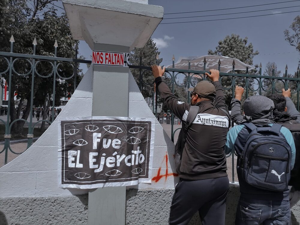 Estudiantes de la Normal de Ayotzinapa realizaron un mitin el 23 de septiembre en el Campo Militar No. 1 de la Secretaría de la Defensa Nacional, ubicado al poniente de Ciudad de México. (Cortesía: Prensa Ayotzi) Estudiantes de la Normal de Ayotzinapa realizaron un mitin el 23 de septiembre en el Campo Militar No. 1 de la Secretaría de la Defensa Nacional, ubicado al poniente de Ciudad de México. (Cortesía: Prensa Ayotzi)