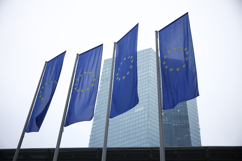 La Comisión Europea predice que la inflación se hundirá hasta el 2% a mediados de 2025 y que se situará por debajo de ese nivel en 2026. La Comisión Europea predice que la inflación se hundirá hasta el 2% a mediados de 2025 y que se situará por debajo de ese nivel en 2026.