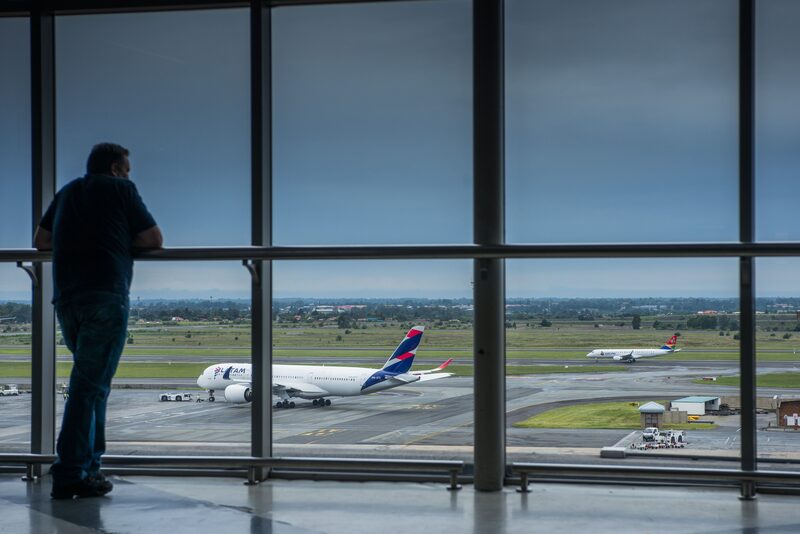 Un avión de pasajeros de South African Airways (SAA), a la derecha, se prepara para el despegue cerca de un Airbus A-350-941, operado por LATAM Brasil. Un avión de pasajeros de South African Airways (SAA), a la derecha, se prepara para el despegue cerca de un Airbus A-350-941, operado por LATAM Brasil.