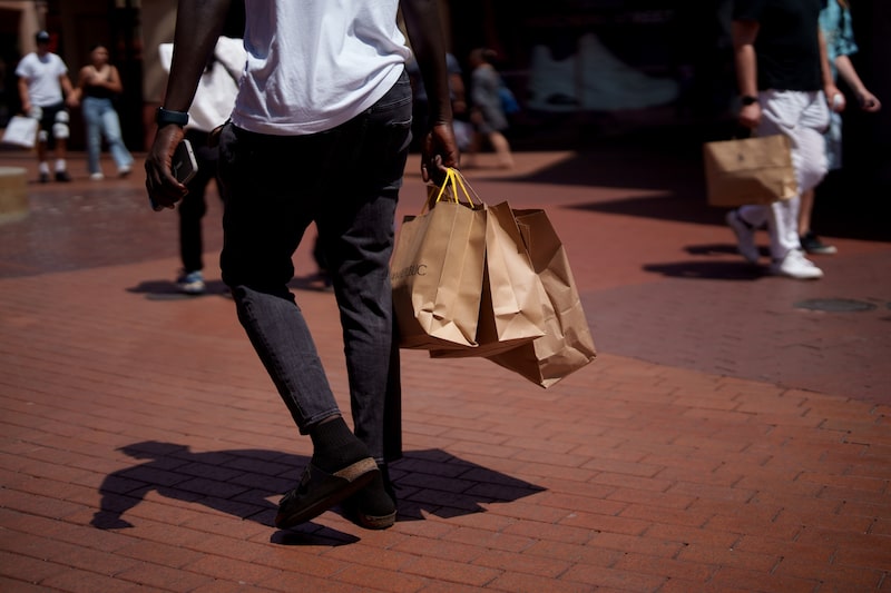 Los datos del jueves mostraron que la economía estadounidense se expandió más rápido de lo estimado inicialmente, lo que destaca la resistencia del gasto del consumidor. (Eric Thayer/Bloomberg). Los datos del jueves mostraron que la economía estadounidense se expandió más rápido de lo estimado inicialmente, lo que destaca la resistencia del gasto del consumidor. (Eric Thayer/Bloomberg).