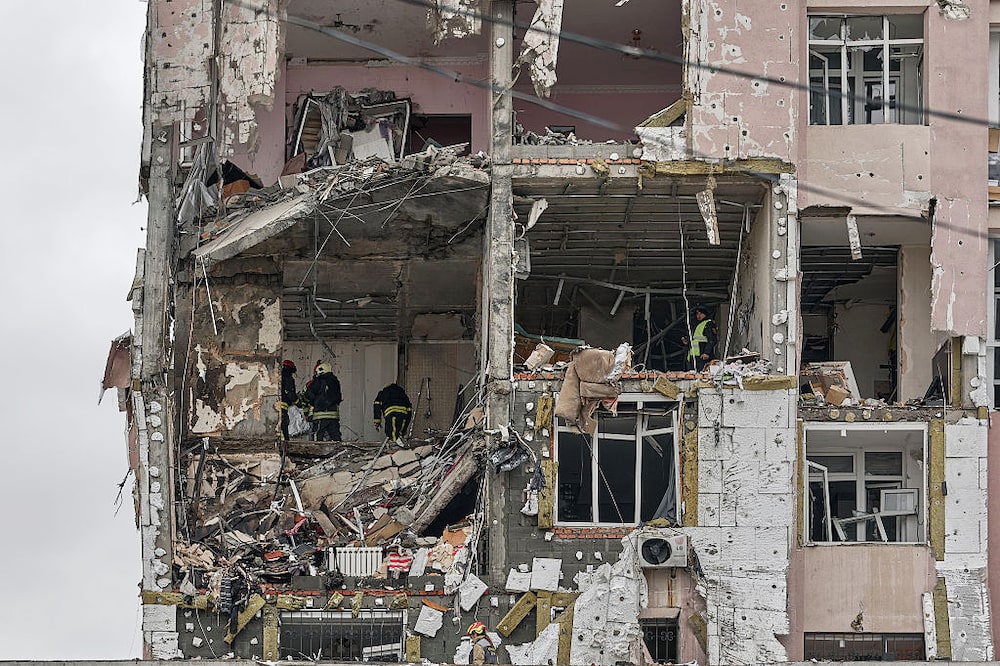 Los servicios de emergencia ucranianos retiran los escombros y buscan el cuerpo de un hombre desaparecido. Fotógrafo: Kostiantyn Liberov/Libkos/Getty Images Los servicios de emergencia ucranianos retiran los escombros y buscan el cuerpo de un hombre desaparecido. Fotógrafo: Kostiantyn Liberov/Libkos/Getty Images