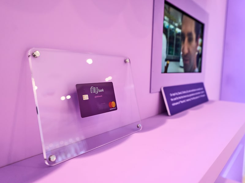 Tarjeta de Nubank exhibida como parte de una muestra sobre la evolución de la compañía. Foto: Nubank Tarjeta de Nubank exhibida como parte de una muestra sobre la evolución de la compañía. Foto: Nubank