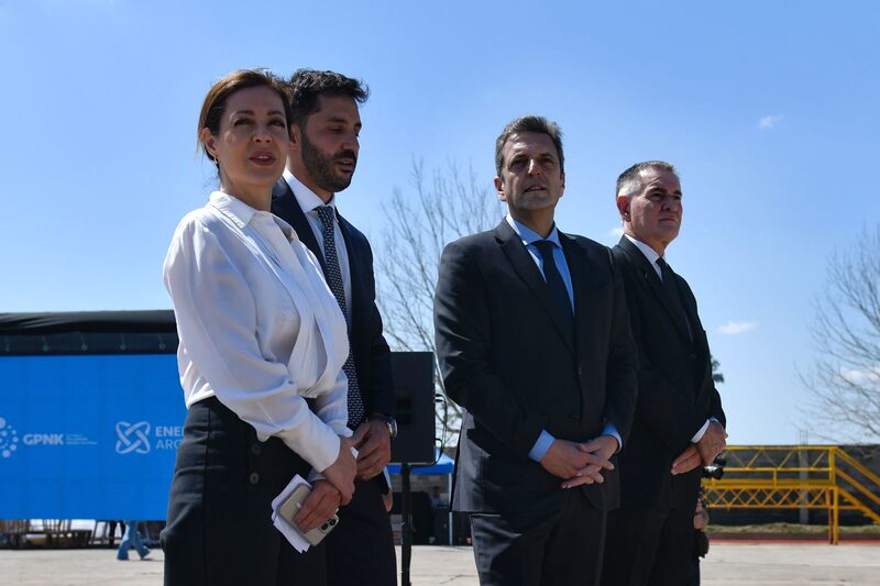 El ministro de Economía, la secretaria de Energía y el titular de Enarsa partiparon este martes del traslado de los primeros caños para la construcción del Gasoducto Presidente Néstor Kirchner El ministro de Economía, la secretaria de Energía y el titular de Enarsa partiparon este martes del traslado de los primeros caños para la construcción del Gasoducto Presidente Néstor Kirchner