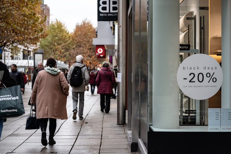 La inflación de la zona euro subió por encima del objetivo del 2% fijado por el Banco Central Europeo. La inflación de la zona euro subió por encima del objetivo del 2% fijado por el Banco Central Europeo.