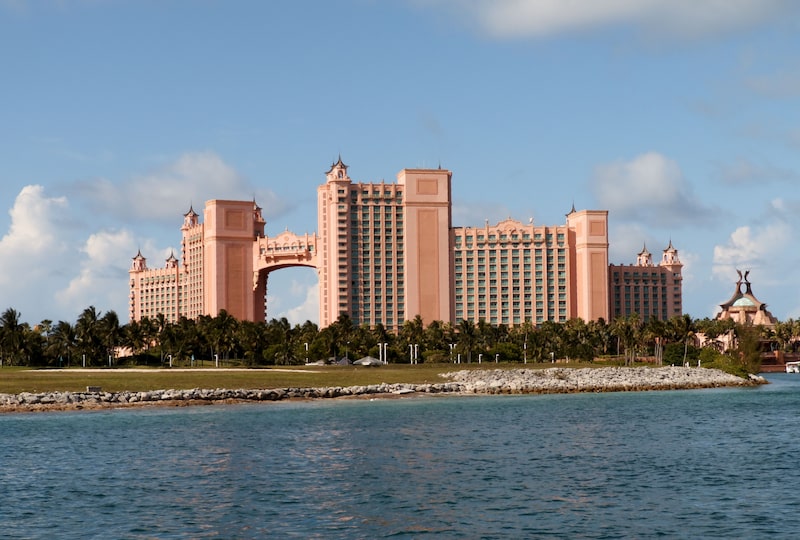 Vista geral do hotel Atlantis na Paradise Island em Nassau, Bahamas. Vista geral do hotel Atlantis na Paradise Island em Nassau, Bahamas.