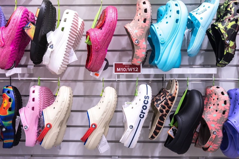 Prohibiciones en escuelas amenazan la popularidad de Crocs entre los niños Prohibiciones en escuelas amenazan la popularidad de Crocs entre los niños