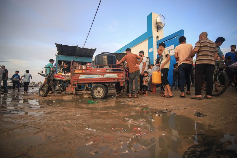 Palestinos esperan para recoger agua de un depósito de agua en un carro en el oeste de Khan Younis, Gaza. Palestinos esperan para recoger agua de un depósito de agua en un carro en el oeste de Khan Younis, Gaza.