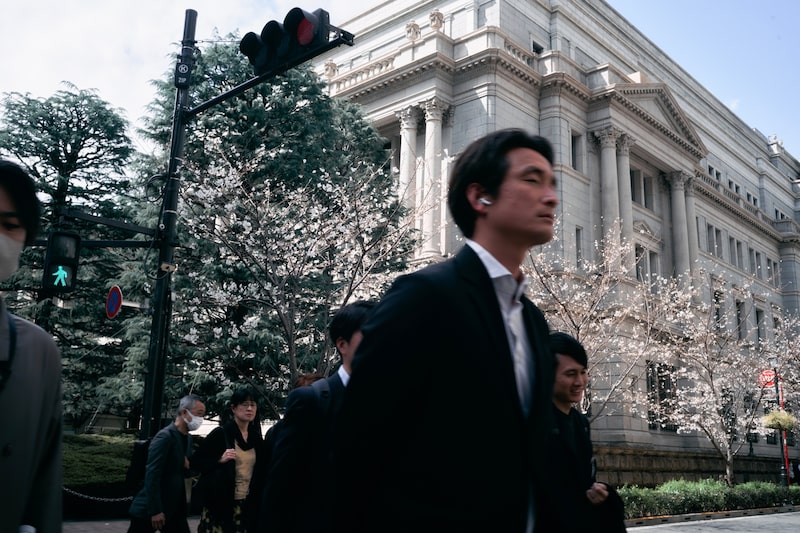 Cerezos en flor frente a la sede del Banco de Japón. Fotógrafo: Ko Tsuchiya/Bloomberg Cerezos en flor frente a la sede del Banco de Japón. Fotógrafo: Ko Tsuchiya/Bloomberg