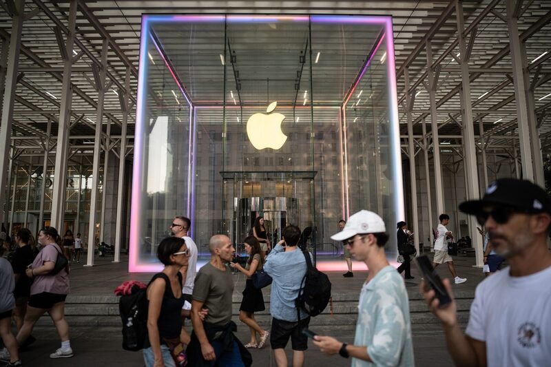 Inicialmente, as ações da Apple chegaram a subir quase 3% nesta sexta-feira, mas voltaram a cair a partir das 10h51 em NY (Foto: Victor J. Blue/Bloomberg) Inicialmente, as ações da Apple chegaram a subir quase 3% nesta sexta-feira, mas voltaram a cair a partir das 10h51 em NY (Foto: Victor J. Blue/Bloomberg)