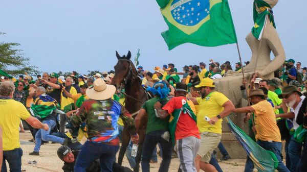Fiscalía brasileña vigila activos de Bolsonaro e investiga quién financió disturbios Fiscalía brasileña vigila activos de Bolsonaro e investiga quién financió disturbios