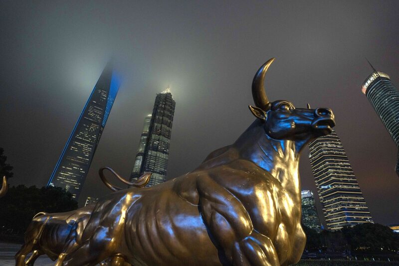 Una estatua de un toro frente a los edificios del distrito financiero de Lujiazui, en Pudong (Shanghái, China), el lunes 3 de marzo de 2025. Una estatua de un toro frente a los edificios del distrito financiero de Lujiazui, en Pudong (Shanghái, China), el lunes 3 de marzo de 2025.