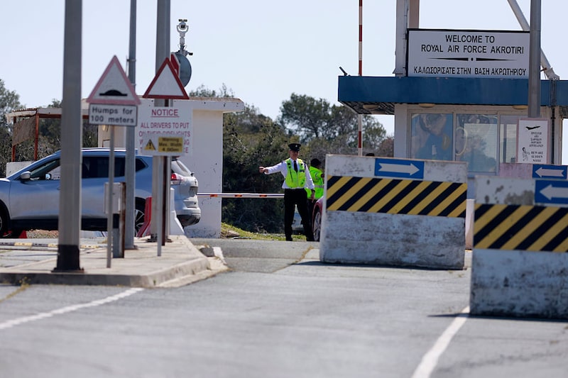 Personal de seguridad en la base aérea de la RAF en Akrotiri, Chipre, el 2 de marzo de 2026. Un dron de fabricación iraní se estrelló contra la base aérea de la RAF en Akrotiri, Chipre, en la madrugada del lunes, causando daños mínimos y sin provocar heridos. Personal de seguridad en la base aérea de la RAF en Akrotiri, Chipre, el 2 de marzo de 2026. Un dron de fabricación iraní se estrelló contra la base aérea de la RAF en Akrotiri, Chipre, en la madrugada del lunes, causando daños mínimos y sin provocar heridos.