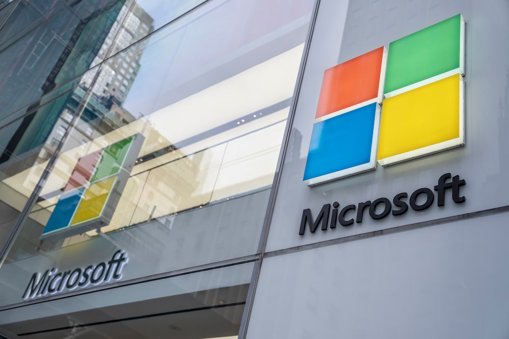 Peatones pasan frente a una tienda Microsoft en Nueva York. Peatones pasan frente a una tienda Microsoft en Nueva York.