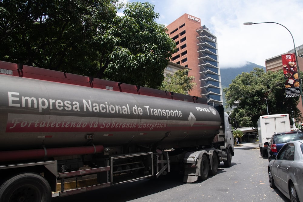 Un camión de combustible de la estatal PDVSA recorre la urbanización La Castellana de Caracas, Venezuela. Fotógrafo: Carolina Cabral Fernández / Bloomberg Un camión de combustible de la estatal PDVSA recorre la urbanización La Castellana de Caracas, Venezuela. Fotógrafo: Carolina Cabral Fernández / Bloomberg