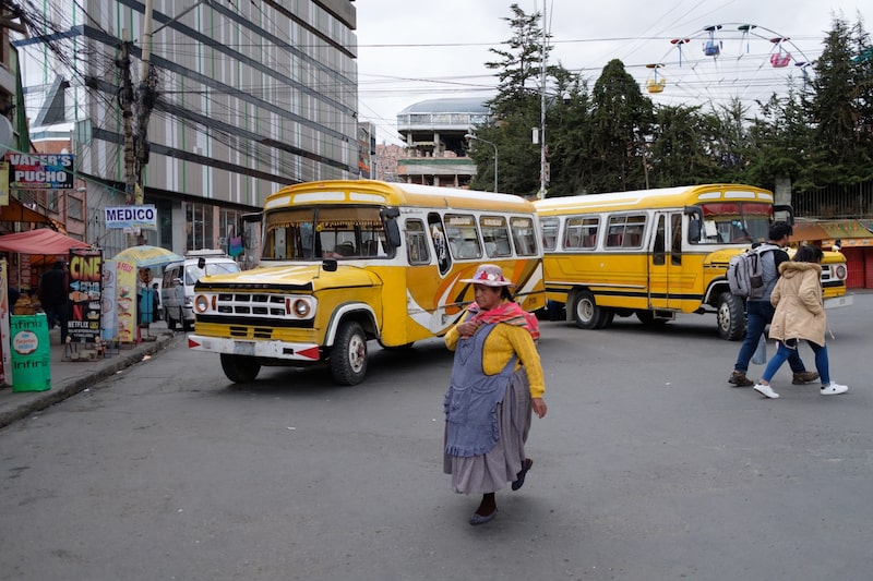 Los peatones pasan junto a los autobuses detenidos durante una huelga del transporte público en La Paz, Bolivia, el 19 de diciembre. Los peatones pasan junto a los autobuses detenidos durante una huelga del transporte público en La Paz, Bolivia, el 19 de diciembre.