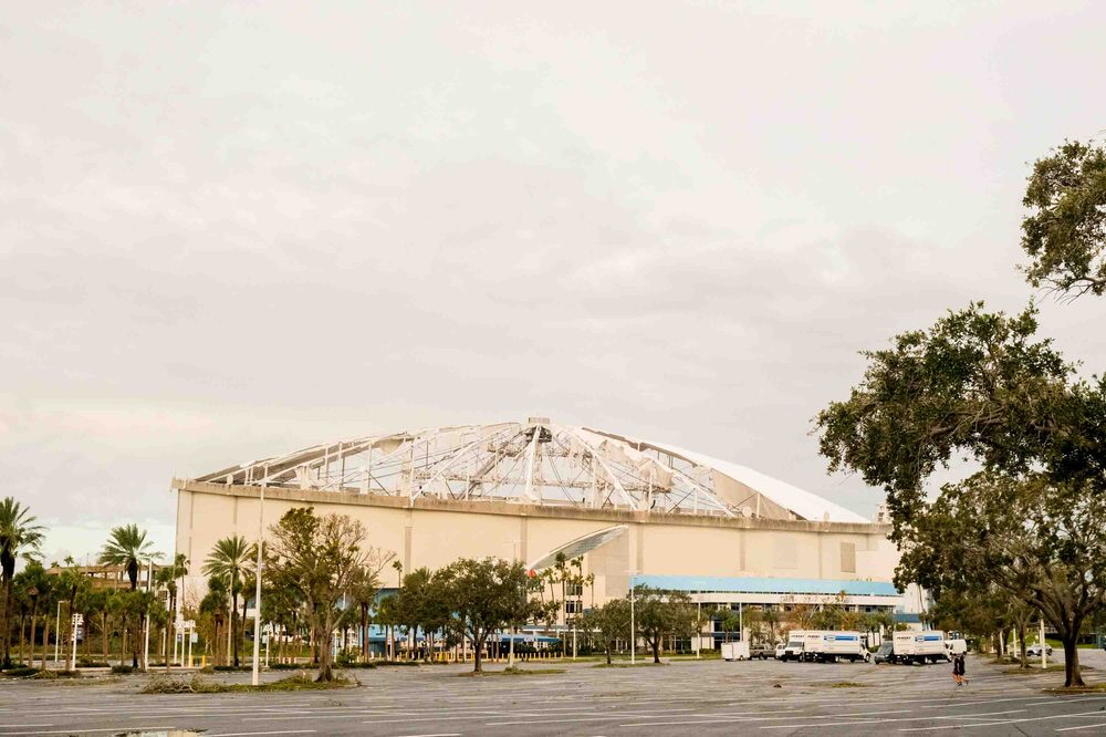 Daños en el techo del Tropicana Field después de que el huracán Milton tocara tierra en San Petersburgo, Florida, EE.UU., el jueves 10 de octubre de 2024. Daños en el techo del Tropicana Field después de que el huracán Milton tocara tierra en San Petersburgo, Florida, EE.UU., el jueves 10 de octubre de 2024.