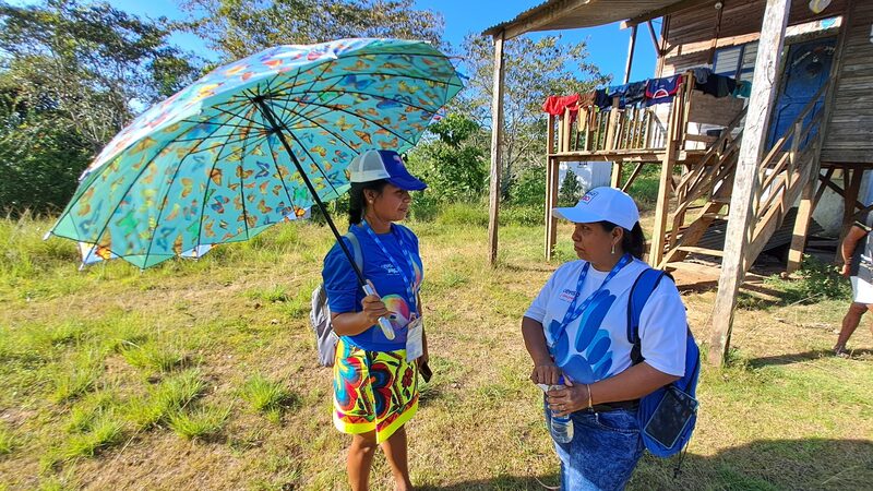 Empadronadores del censo en una comunidad indígena panameña Empadronadores del censo en una comunidad indígena panameña