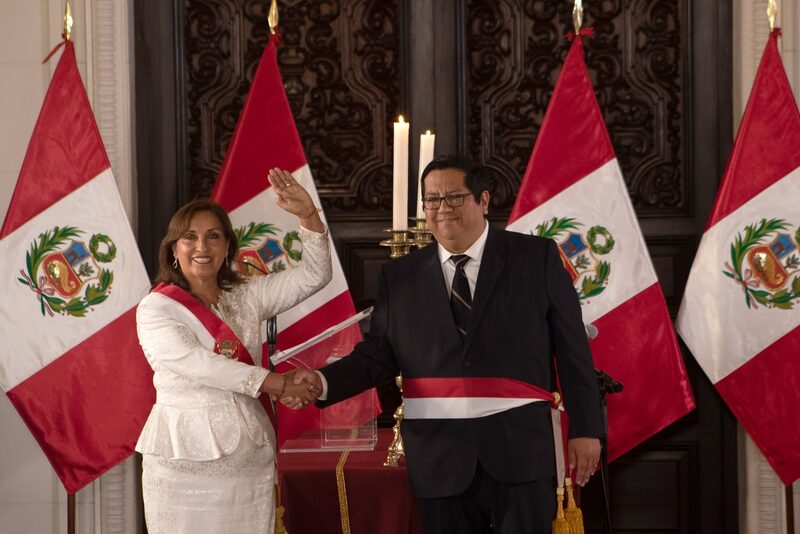 La Presidenta Dina Boluarte estrecha la mano del Ministro de Finanzas Alex Contreras en Lima el 10 de diciembre. La Presidenta Dina Boluarte estrecha la mano del Ministro de Finanzas Alex Contreras en Lima el 10 de diciembre.