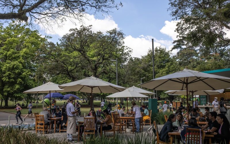 Atividades como o consumo em bares e restaurantes no setor de serviços ajudaram a impulsionar o PIB no primeiro trimestre (Foto: Jonne Roriz/Bloomberg) Atividades como o consumo em bares e restaurantes no setor de serviços ajudaram a impulsionar o PIB no primeiro trimestre (Foto: Jonne Roriz/Bloomberg)