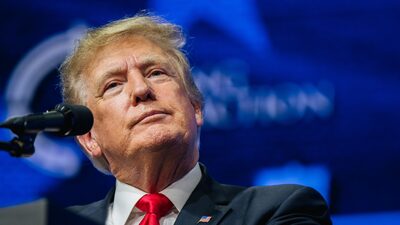 Fotos de Trump com modelo viram ‘meme stock’ e ações disparam em Nova York Fotos de Trump com modelo viram ‘meme stock’ e ações disparam em Nova York