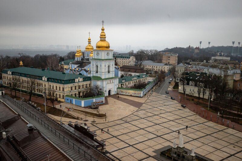 Una plaza vacía en el Monasterio de la Cúpula Dorada de San Miguel en Kiev. Una plaza vacía en el Monasterio de la Cúpula Dorada de San Miguel en Kiev.