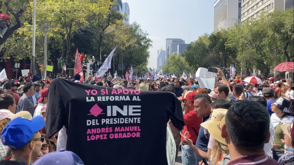 Un simpatizante de AMLO muestra una playera con una consigna a favor de la reforma electoral presidencial del INE. (Foto: Zenyazen Flores)  Un simpatizante de AMLO muestra una playera con una consigna a favor de la reforma electoral presidencial del INE. (Foto: Zenyazen Flores)