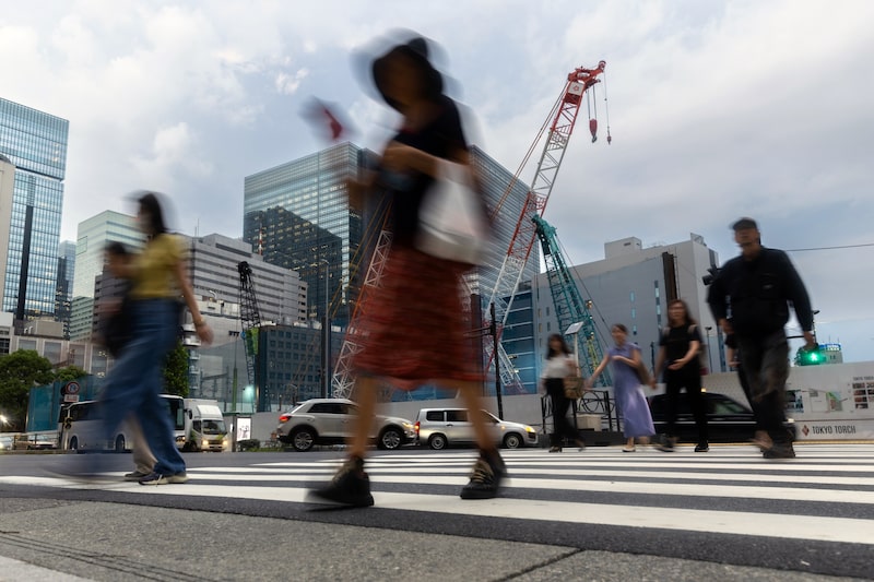 Peatones cruzan una calle en Tokio. Fotógrafo: Shiho Fukada/Bloomberg. Peatones cruzan una calle en Tokio. Fotógrafo: Shiho Fukada/Bloomberg.