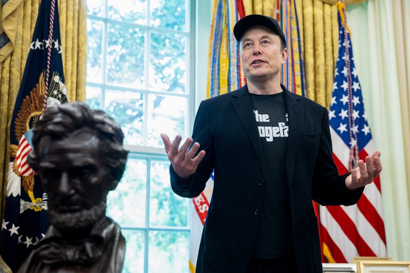 También gastó sumas más modestas en un par de elecciones especiales al Congreso en Florida para escaños destinados a reemplazar a los miembros de la Cámara de Representantes que Trump designó para puestos en su administración. También gastó sumas más modestas en un par de elecciones especiales al Congreso en Florida para escaños destinados a reemplazar a los miembros de la Cámara de Representantes que Trump designó para puestos en su administración.