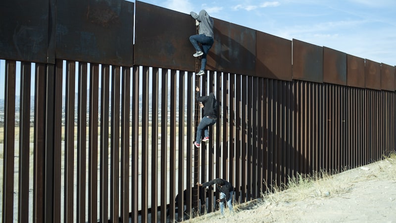 Trump presiona a Sheinbaum para que detenga migrantes en la frontera con EE.UU. Trump presiona a Sheinbaum para que detenga migrantes en la frontera con EE.UU.