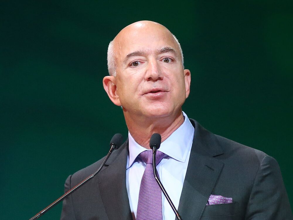 Jeff Bezos, fundador da Amazon Jeff Bezos, fundador da Amazon
