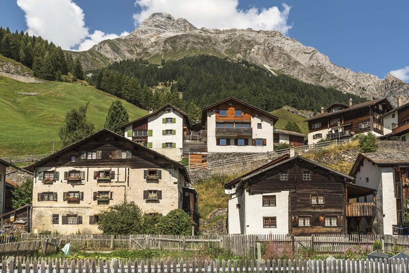 Splügen, un idílico pueblo de montaña en el cantón de los Grisones, Suiza, Europa. Splügen, un idílico pueblo de montaña en el cantón de los Grisones, Suiza, Europa.