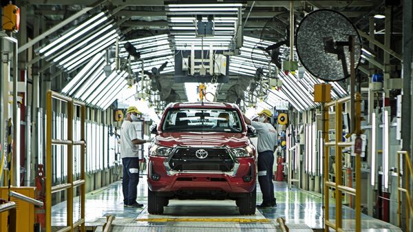 Toyota cresce com impulso de híbridos e bate terceiro recorde mensal de vendas  Toyota cresce com impulso de híbridos e bate terceiro recorde mensal de vendas