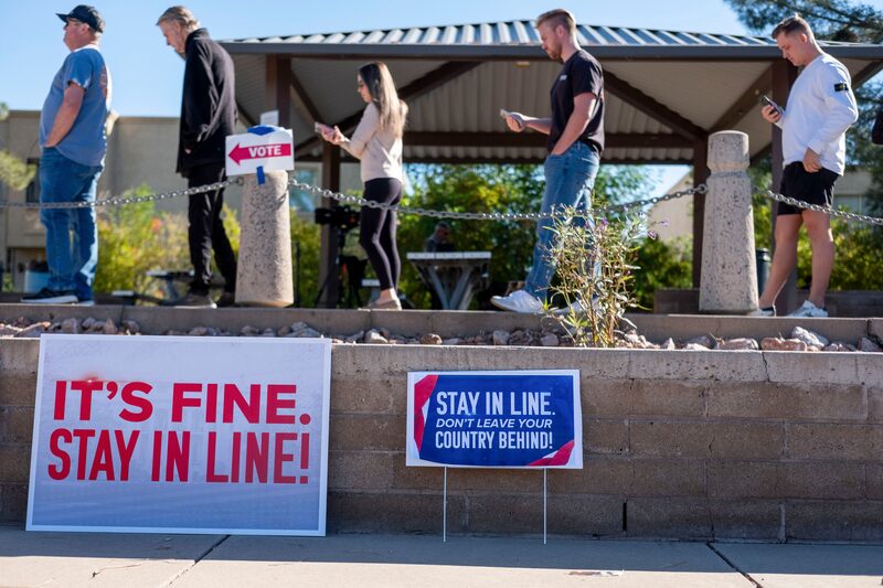 Votantes esperan en fila en un colegio electoral para las elecciones presidenciales en Phoenix, Arizona, el martes 5 de noviembre de 2024. Votantes esperan en fila en un colegio electoral para las elecciones presidenciales en Phoenix, Arizona, el martes 5 de noviembre de 2024.