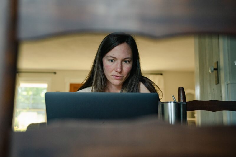 Rachel Bentley, una joven de 31 años de Austin que recientemente regresó a Duo, una empresa de autenticación de dos factores propiedad de Cisco, después de pasar por Microsoft y por una empresa más pequeña a la que se unió en 2021, trabaja con su computadora en la casa de sus padres en Woodstock, VA, Estados Unidos, el viernes 12 de agosto de 2022. Rachel Bentley, una joven de 31 años de Austin que recientemente regresó a Duo, una empresa de autenticación de dos factores propiedad de Cisco, después de pasar por Microsoft y por una empresa más pequeña a la que se unió en 2021, trabaja con su computadora en la casa de sus padres en Woodstock, VA, Estados Unidos, el viernes 12 de agosto de 2022.