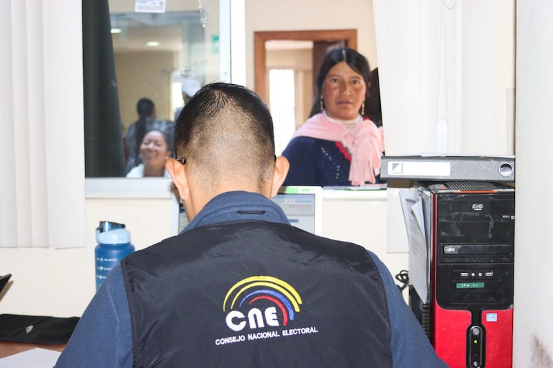 Personal del CNE en jornada de actualización de domicilio electoral en Ecuador. Personal del CNE en jornada de actualización de domicilio electoral en Ecuador.