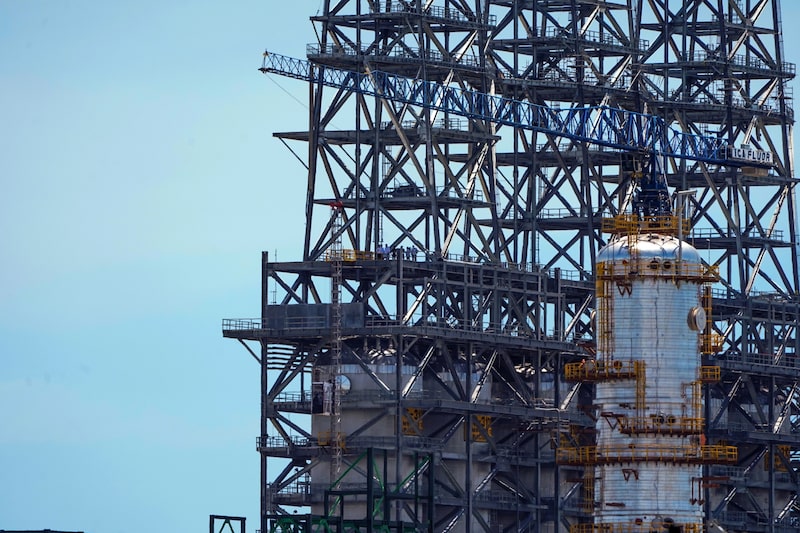A dos años de su inauguración, la refinería Olmeca, ubicada en Dos Bocas, Tabasco, la séptima que ya forma parte del Sistema Nacional de Refinación y el negocio con el que Pemex pierde dinero, comenzó finalmente la producción de gasolina. A dos años de su inauguración, la refinería Olmeca, ubicada en Dos Bocas, Tabasco, la séptima que ya forma parte del Sistema Nacional de Refinación y el negocio con el que Pemex pierde dinero, comenzó finalmente la producción de gasolina.