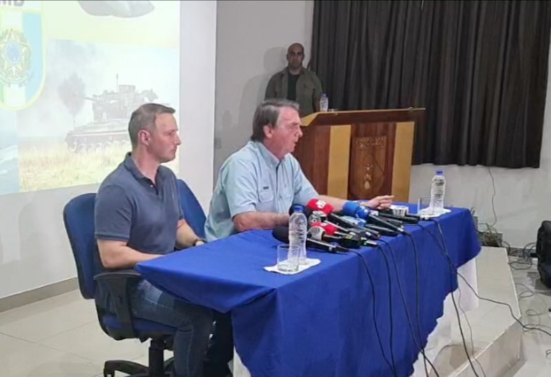 Bolsonaro em entrevista coletiva no Guarujá Bolsonaro em entrevista coletiva no Guarujá