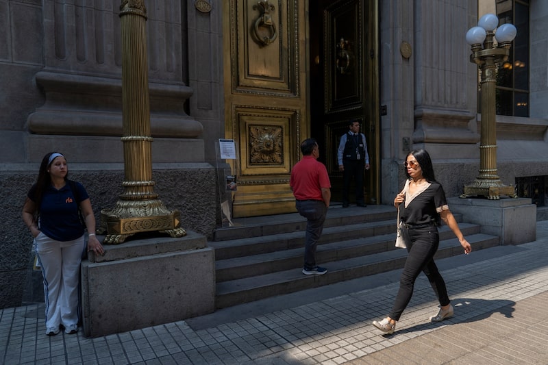 Peatones pasan frente al Banco Central de Chile en Santiago. Foto: Tamara Merino/Bloomberg Peatones pasan frente al Banco Central de Chile en Santiago. Foto: Tamara Merino/Bloomberg