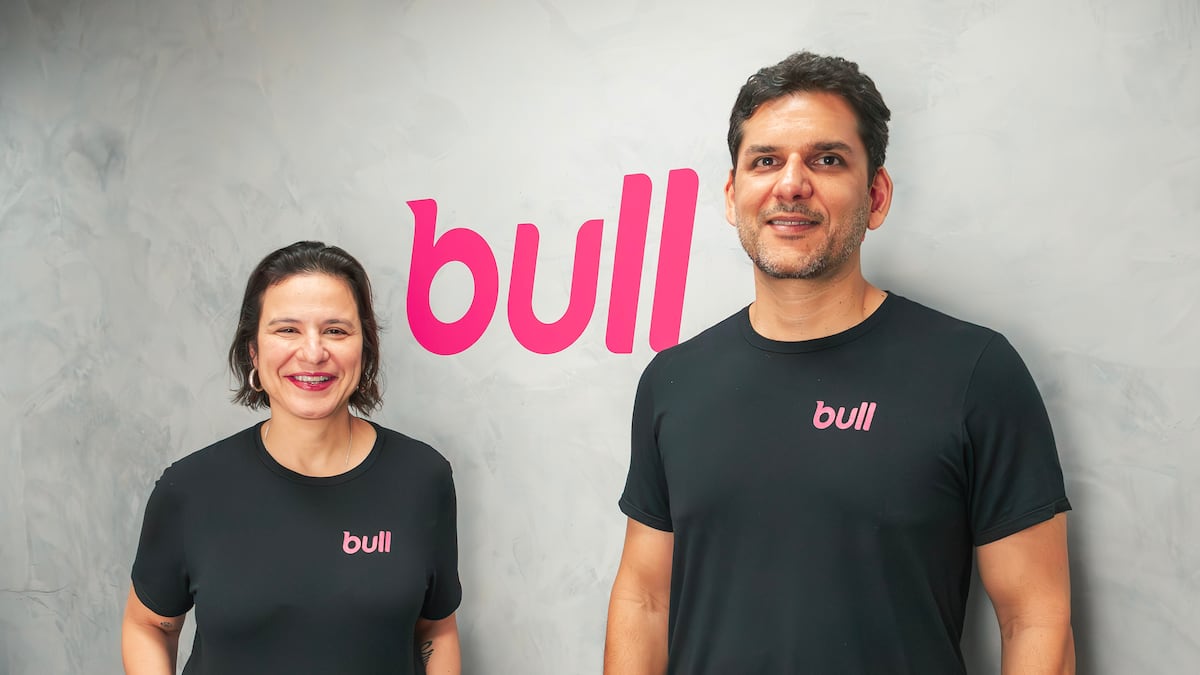Juliana Freitas e José Pires Neto, sócios na Bull: os recursos serão direcionados ao fortalecimento da plataforma, com investimentos em IA, fundação de dados, cibersegurança e automação de processos para reduzir o custo operacional