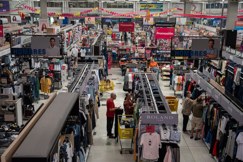 Compradores en una tienda Exito en Cali, Colombia, el viernes 30 de junio de 2023. Compradores en una tienda Exito en Cali, Colombia, el viernes 30 de junio de 2023.