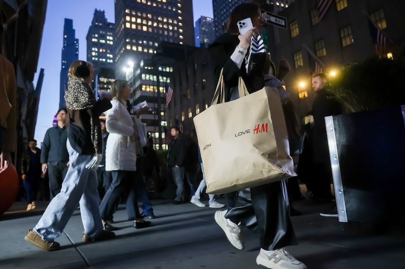 Clientes de Hennes & Mauritz AB en las calles. Clientes de Hennes & Mauritz AB en las calles.