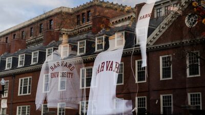 Trump solicita à Harvard dados sobre doações estrangeiras após congelar repasses Trump solicita à Harvard dados sobre doações estrangeiras após congelar repasses