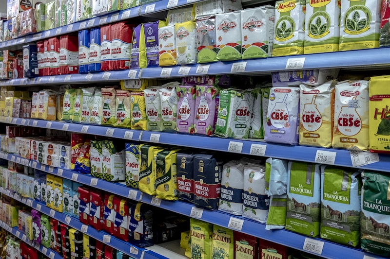 Paquetes de yerba mate en una góndola de supermercado en Argentina. Paquetes de yerba mate en una góndola de supermercado en Argentina.