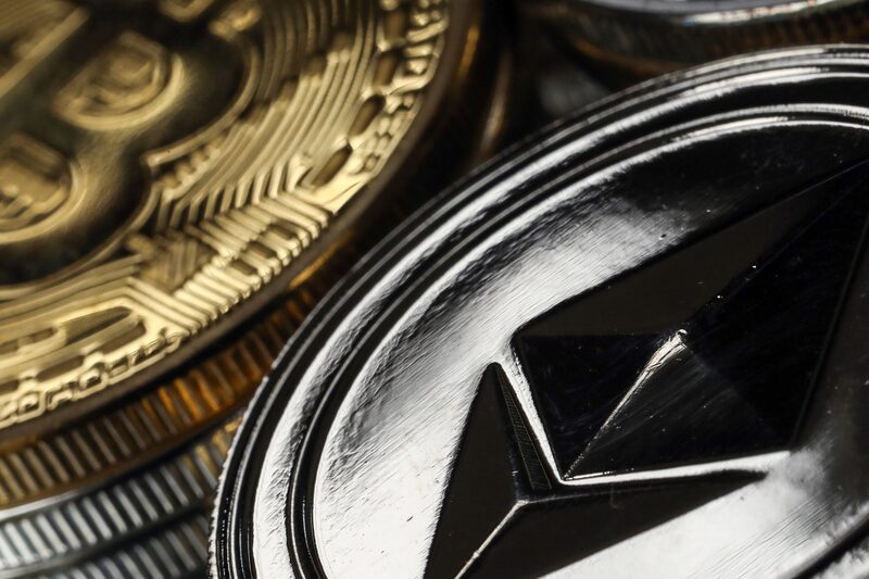 Una colección de bitcoin, litecoin y tokens de ethereum en esta fotografía en Danbury, Reino Unido, el martes 17 de octubre de 2017. Una colección de bitcoin, litecoin y tokens de ethereum en esta fotografía en Danbury, Reino Unido, el martes 17 de octubre de 2017.