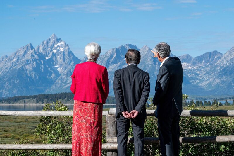 Christine Lagarde, presidente do Banco Central Europeu (BCE), Kazuo Ueda, presidente do Banco do Japão (BOJ) e Jerome Powell, presidente do Federal Reserve dos EUA, no simpósio económico de Jackson Hole em Moran, Wyoming, na sexta-feira, 25 de agosto de 2023 Christine Lagarde, presidente do Banco Central Europeu (BCE), Kazuo Ueda, presidente do Banco do Japão (BOJ) e Jerome Powell, presidente do Federal Reserve dos EUA, no simpósio económico de Jackson Hole em Moran, Wyoming, na sexta-feira, 25 de agosto de 2023