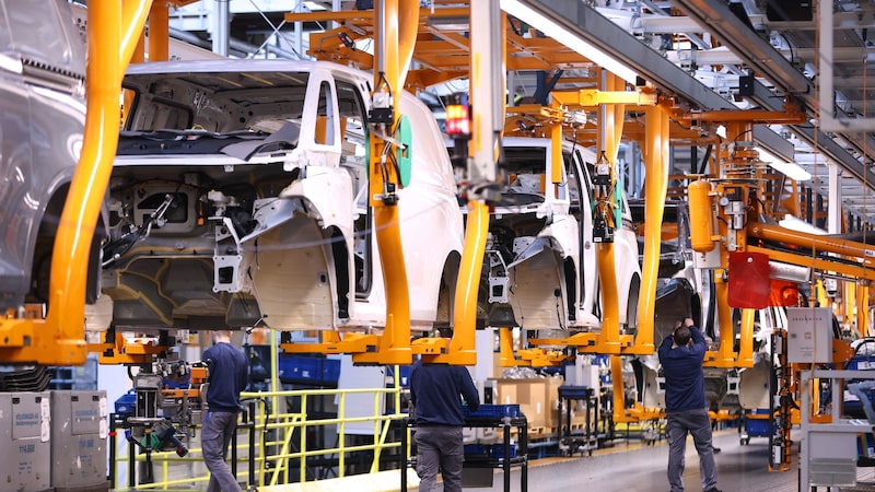 CEO da Volkswagen defende corte de 50 mil empregos para reduzir custos CEO da Volkswagen defende corte de 50 mil empregos para reduzir custos