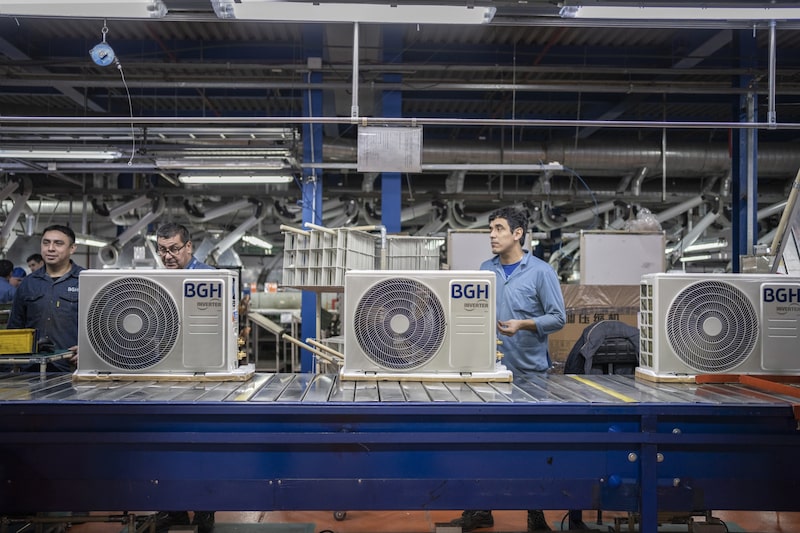 Obreros ensamblan aparatos de aire acondicionado en una fábrica de Río Grande, Argentina. Fotógrafo: Luján Agusti/Bloomberg. Obreros ensamblan aparatos de aire acondicionado en una fábrica de Río Grande, Argentina. Fotógrafo: Luján Agusti/Bloomberg.